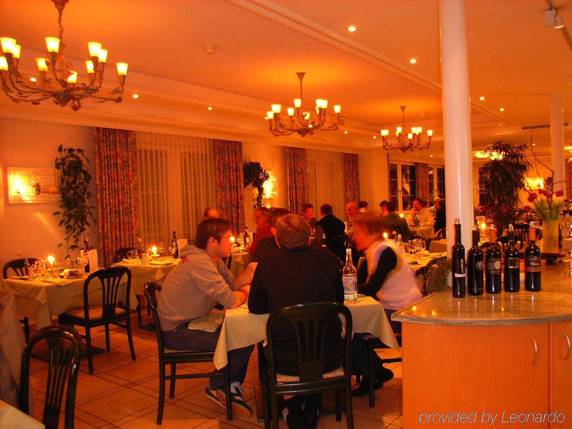 Typically Swiss Hotel Altana Scuol Restaurang bild