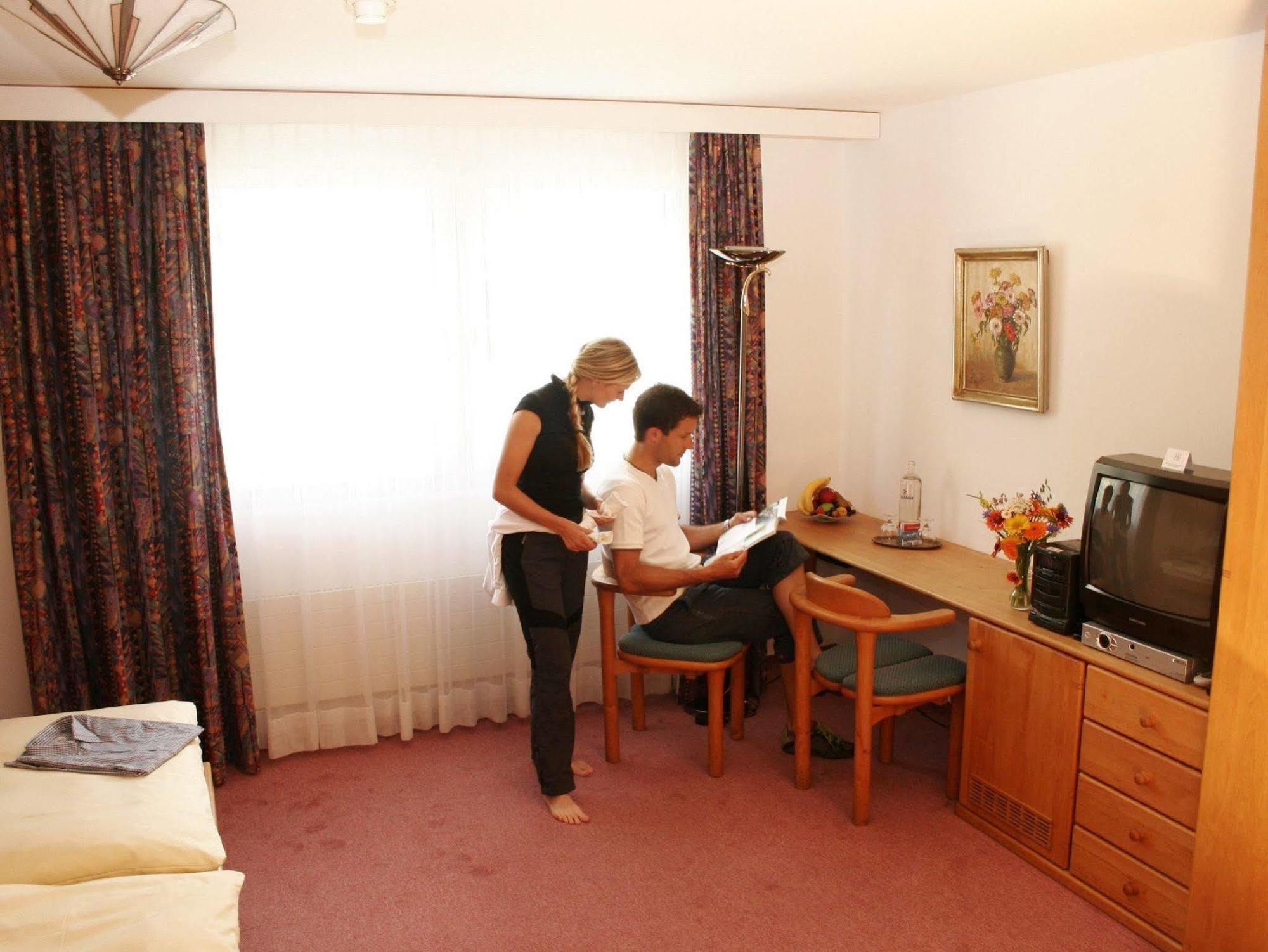 Typically Swiss Hotel Altana Scuol Rum bild