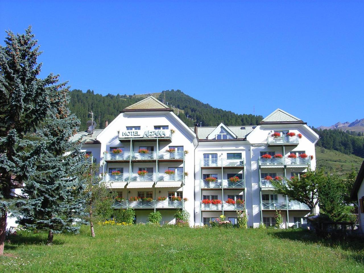 Typically Swiss Hotel Altana Scuol Exteriör bild
